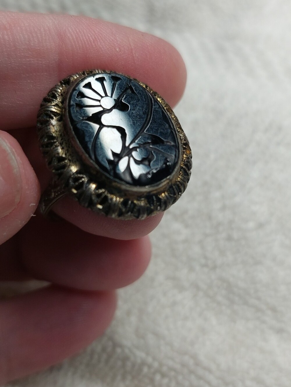 Vintage Black and Gold Floral Carved Cameo Ring
